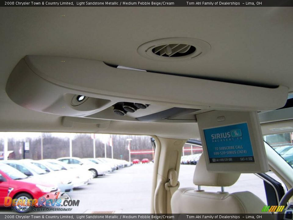 2008 Chrysler Town & Country Limited Light Sandstone Metallic / Medium Pebble Beige/Cream Photo #17