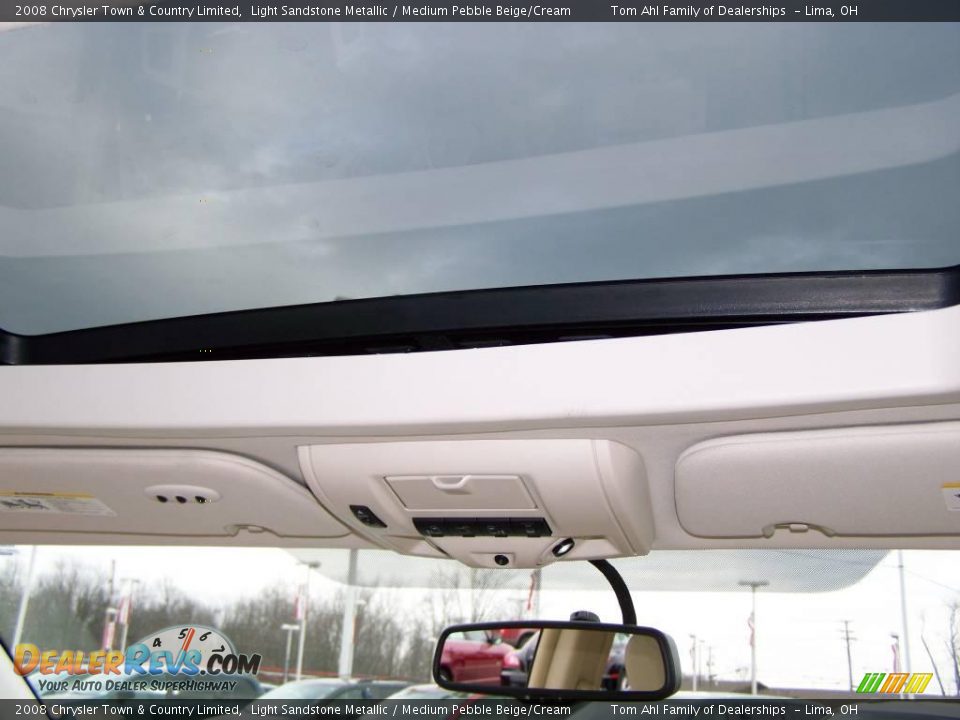 2008 Chrysler Town & Country Limited Light Sandstone Metallic / Medium Pebble Beige/Cream Photo #18