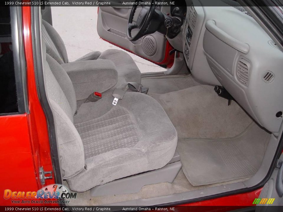 1999 Chevrolet S10 LS Extended Cab Victory Red / Graphite Photo #16