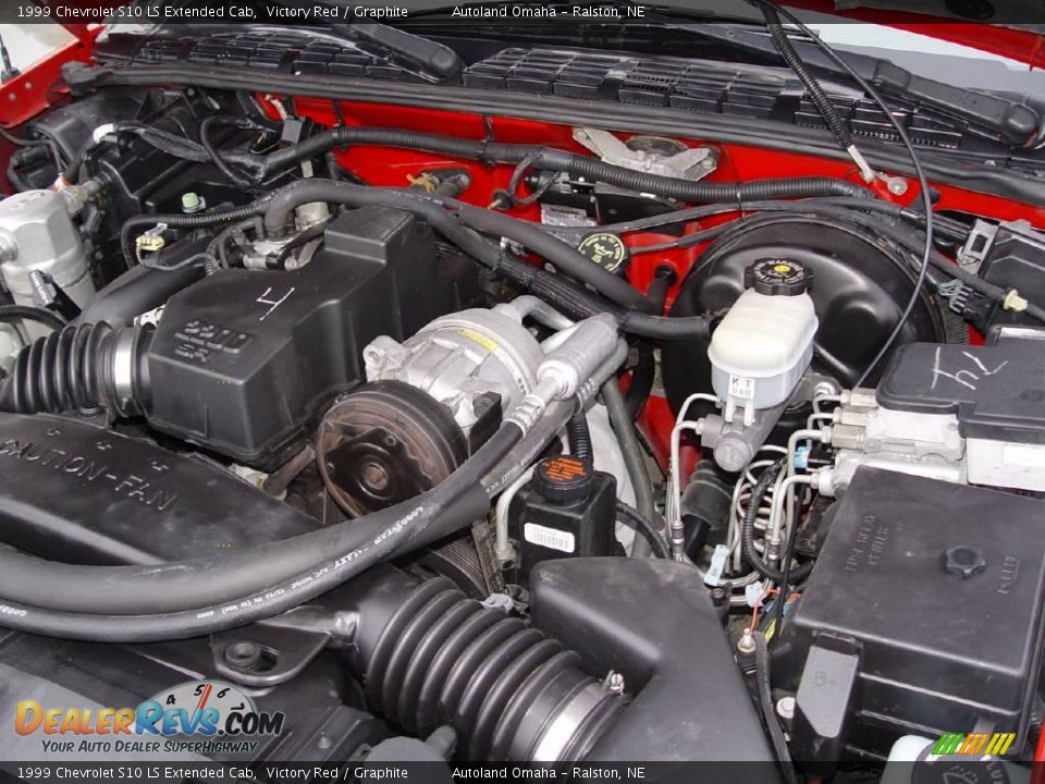 1999 Chevrolet S10 LS Extended Cab Victory Red / Graphite Photo #20