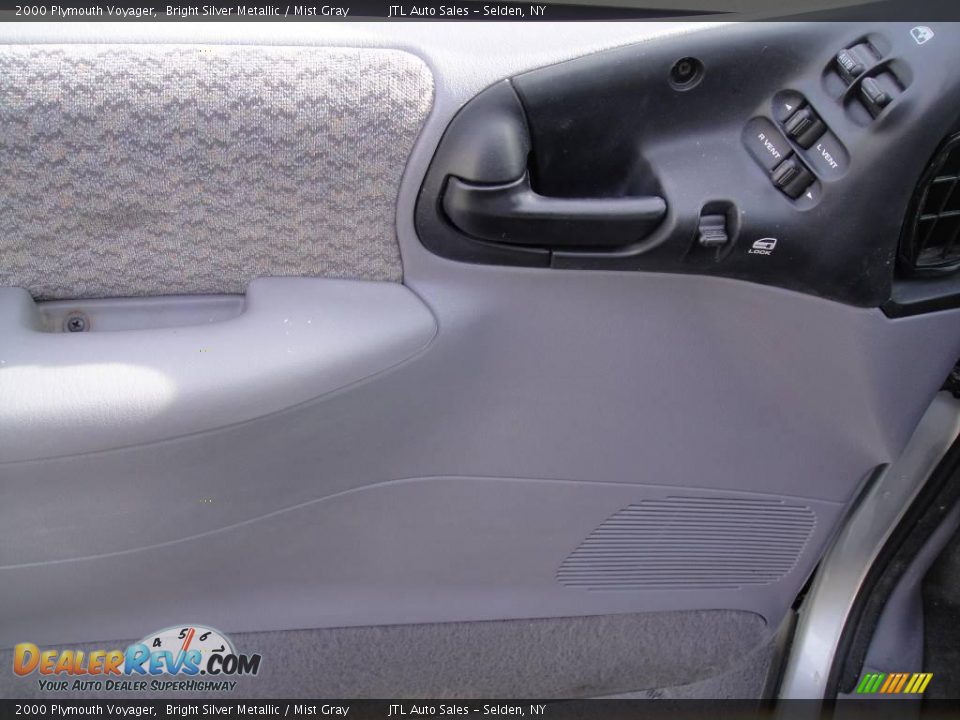 2000 Plymouth Voyager Bright Silver Metallic / Mist Gray Photo #10