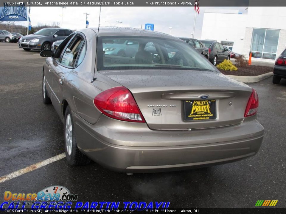2006 Ford Taurus SE Arizona Beige Metallic / Medium/Dark Pebble Beige Photo #2