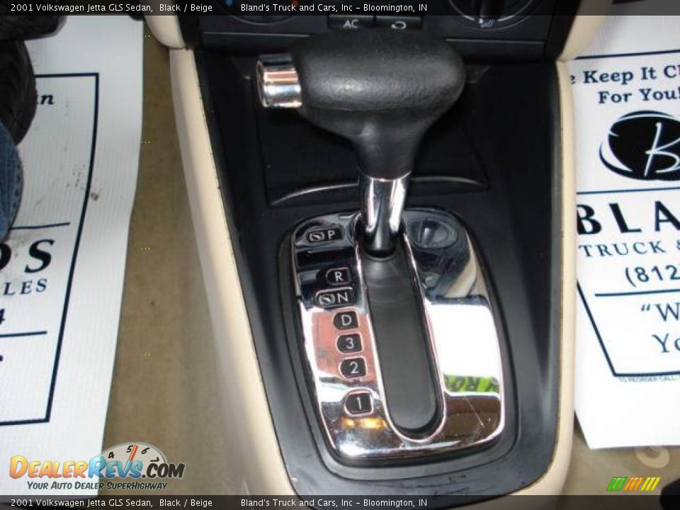 2001 Volkswagen Jetta GLS Sedan Black / Beige Photo #16