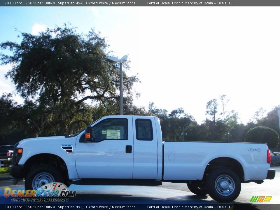 2010 Ford F250 Super Duty XL SuperCab 4x4 Oxford White / Medium Stone Photo #2