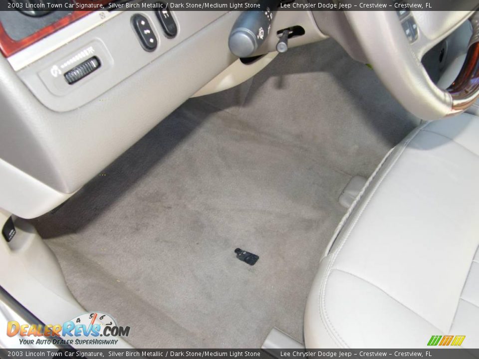2003 Lincoln Town Car Signature Silver Birch Metallic / Dark Stone/Medium Light Stone Photo #16