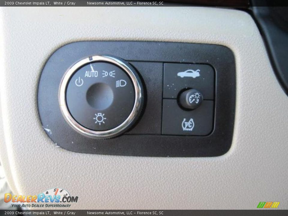 2009 Chevrolet Impala LT White / Gray Photo #12