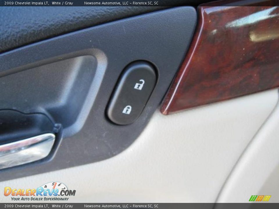 2009 Chevrolet Impala LT White / Gray Photo #15