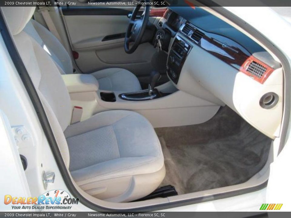 2009 Chevrolet Impala LT White / Gray Photo #17