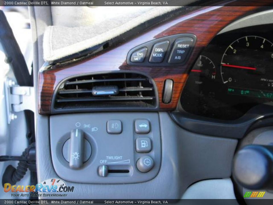 2000 Cadillac DeVille DTS White Diamond / Oatmeal Photo #17