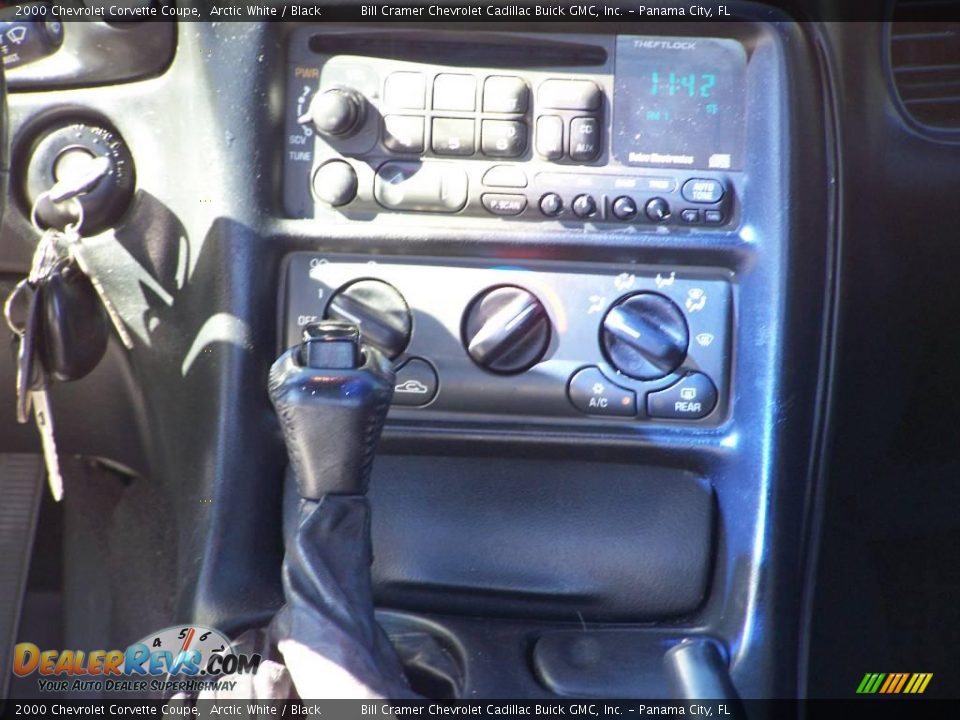 2000 Chevrolet Corvette Coupe Arctic White / Black Photo #10