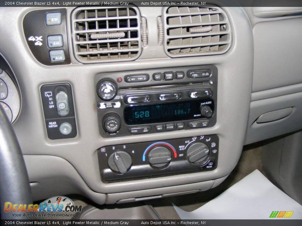 2004 Chevrolet Blazer LS 4x4 Light Pewter Metallic / Medium Gray Photo #11