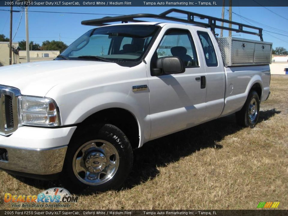 2005 Ford F250 Super Duty XLT SuperCab Oxford White / Medium Flint Photo #4
