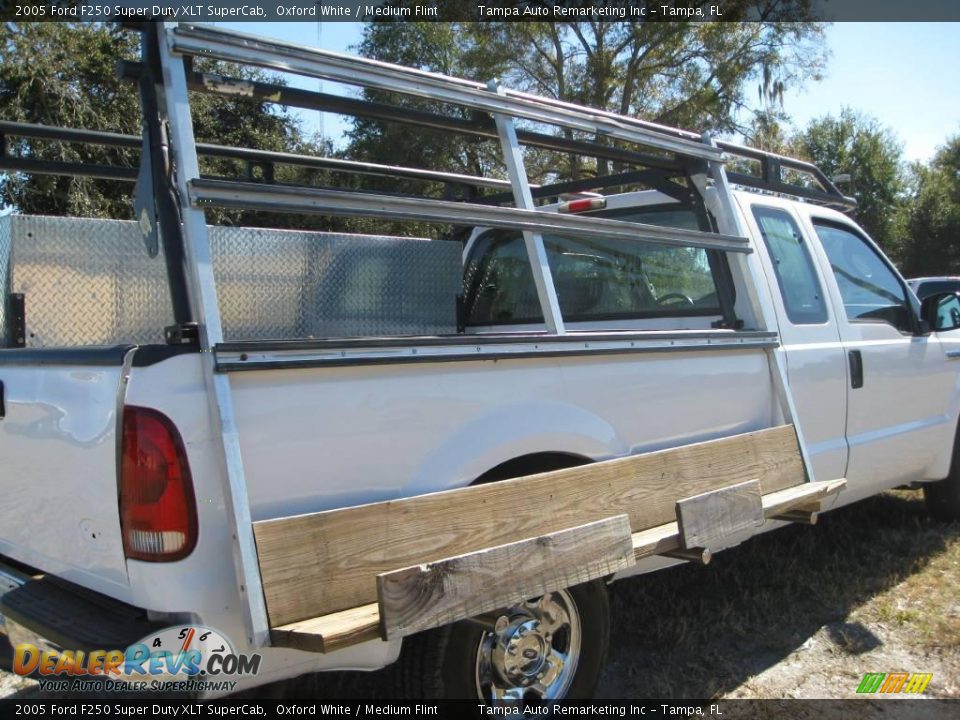 2005 Ford F250 Super Duty XLT SuperCab Oxford White / Medium Flint Photo #16