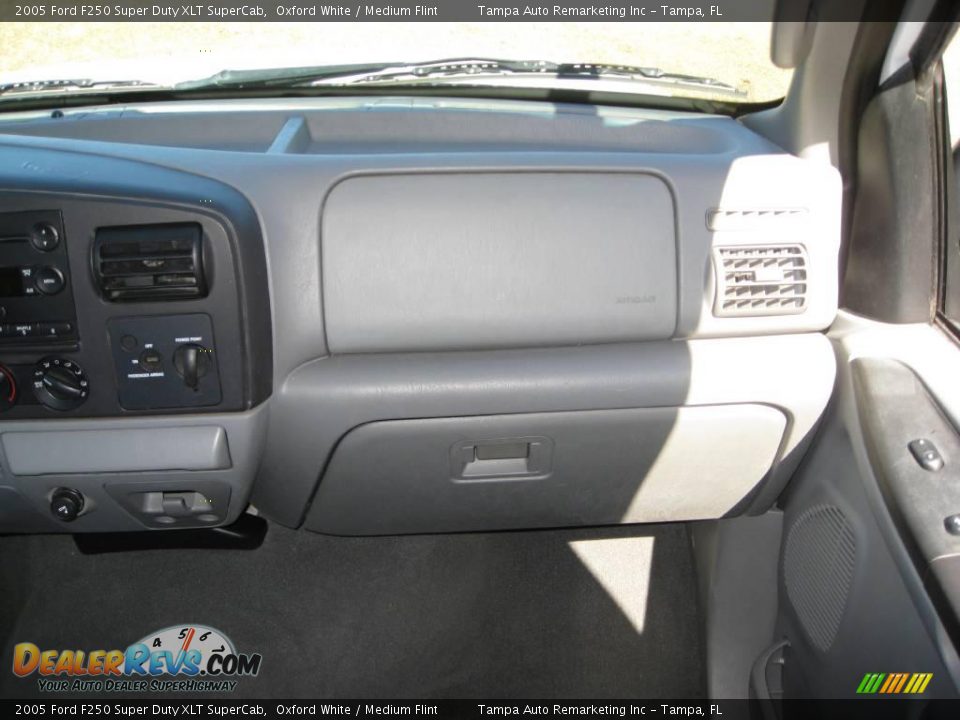 2005 Ford F250 Super Duty XLT SuperCab Oxford White / Medium Flint Photo #31