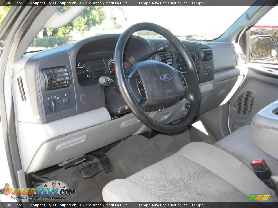 2005 Ford F250 Super Duty XLT SuperCab Oxford White / Medium Flint Photo #32