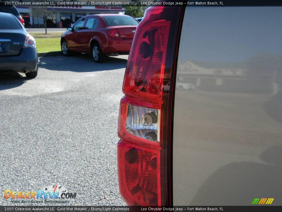 2007 Chevrolet Avalanche LS Gold Mist Metallic / Ebony/Light Cashmere Photo #9
