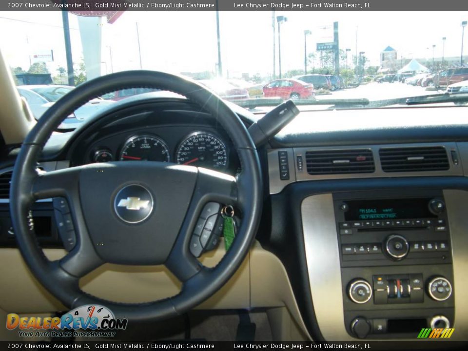 2007 Chevrolet Avalanche LS Gold Mist Metallic / Ebony/Light Cashmere Photo #17