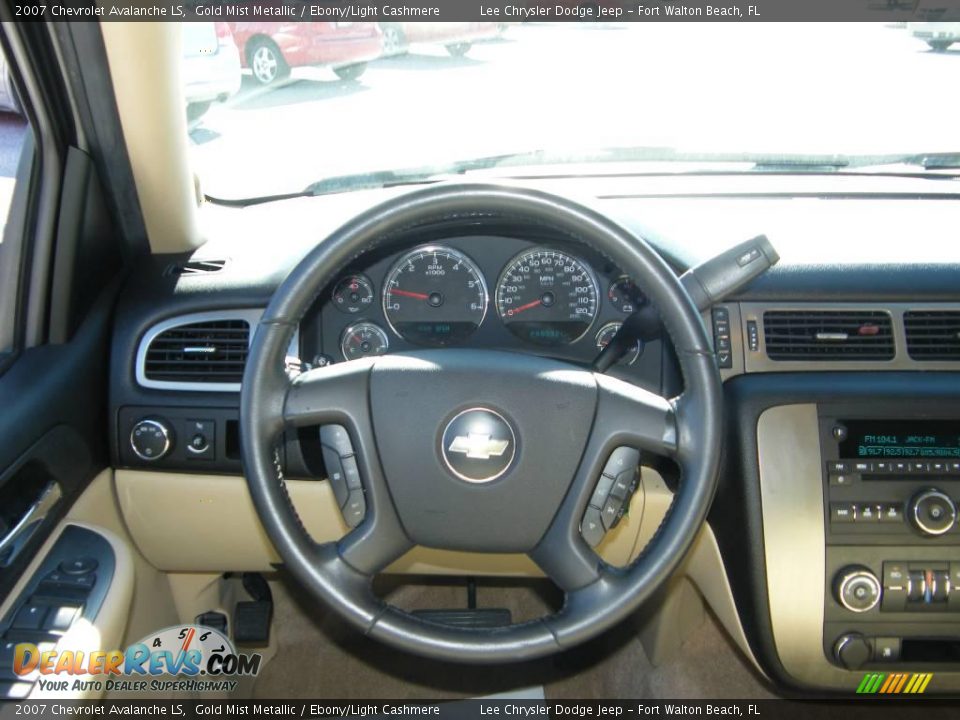 2007 Chevrolet Avalanche LS Gold Mist Metallic / Ebony/Light Cashmere Photo #18