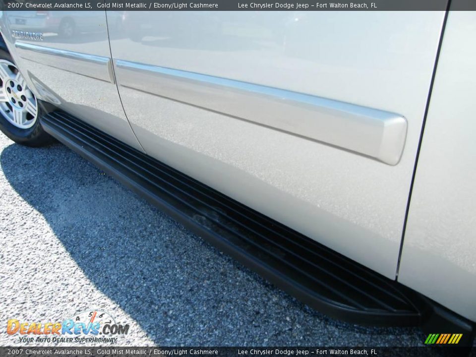 2007 Chevrolet Avalanche LS Gold Mist Metallic / Ebony/Light Cashmere Photo #23