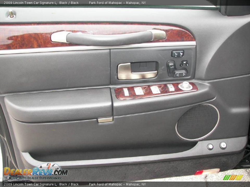 2009 Lincoln Town Car Signature L Black / Black Photo #12