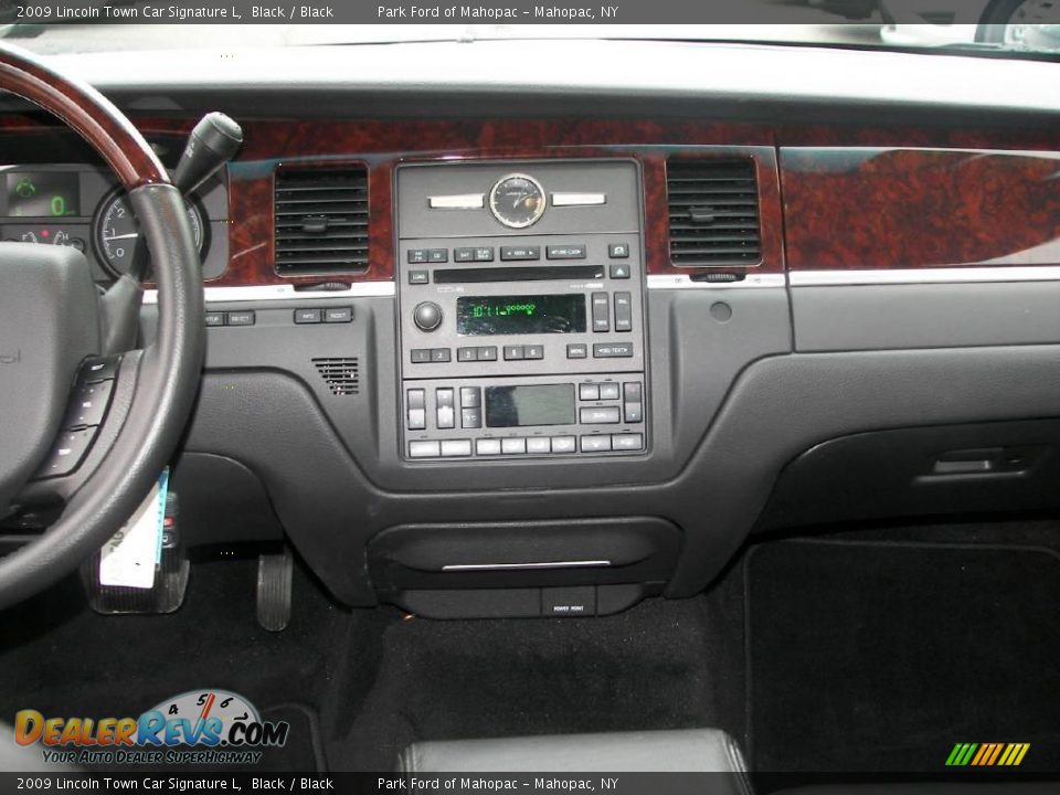 2009 Lincoln Town Car Signature L Black / Black Photo #15