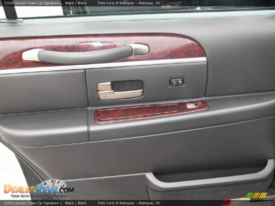 2009 Lincoln Town Car Signature L Black / Black Photo #16