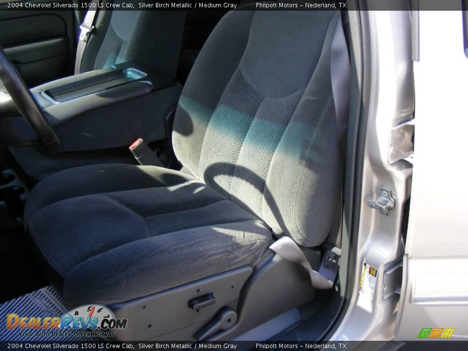 2004 Chevrolet Silverado 1500 LS Crew Cab Silver Birch Metallic / Medium Gray Photo #33
