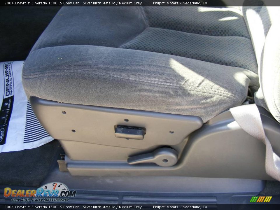 2004 Chevrolet Silverado 1500 LS Crew Cab Silver Birch Metallic / Medium Gray Photo #34