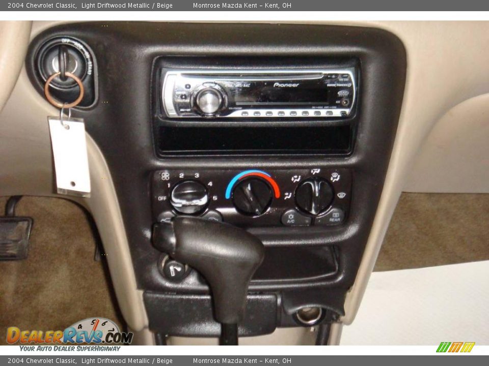 2004 Chevrolet Classic Light Driftwood Metallic / Beige Photo #10