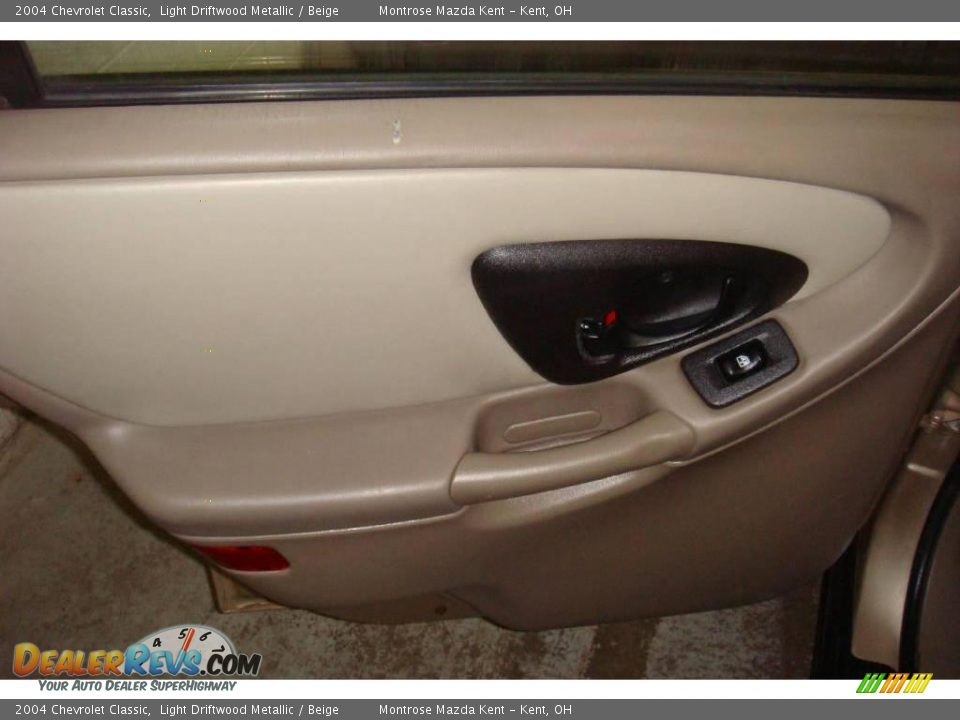 2004 Chevrolet Classic Light Driftwood Metallic / Beige Photo #11
