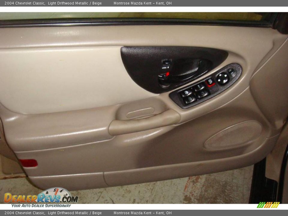 2004 Chevrolet Classic Light Driftwood Metallic / Beige Photo #12