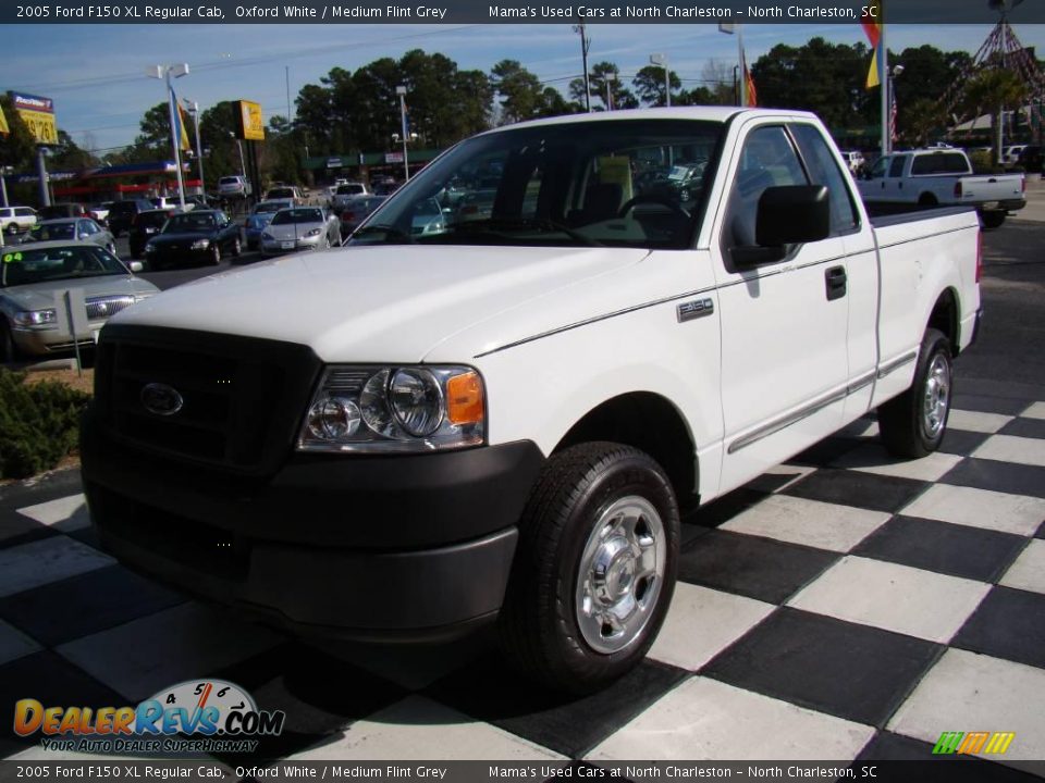 2005 Ford F150 XL Regular Cab Oxford White / Medium Flint Grey Photo #3