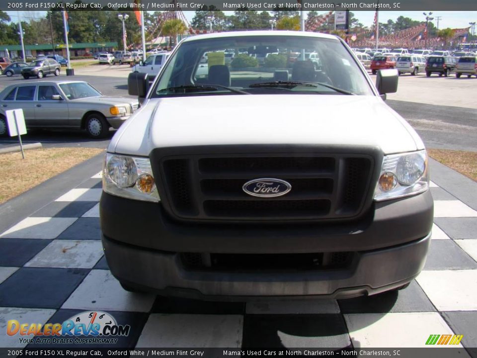 2005 Ford F150 XL Regular Cab Oxford White / Medium Flint Grey Photo #4