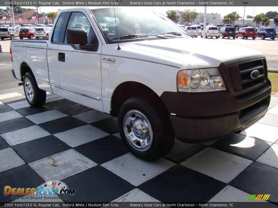 2005 Ford F150 XL Regular Cab Oxford White / Medium Flint Grey Photo #5