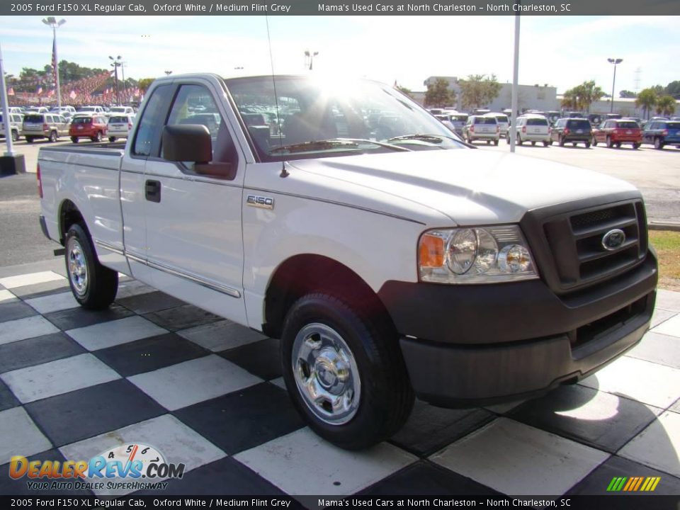 2005 Ford F150 XL Regular Cab Oxford White / Medium Flint Grey Photo #6