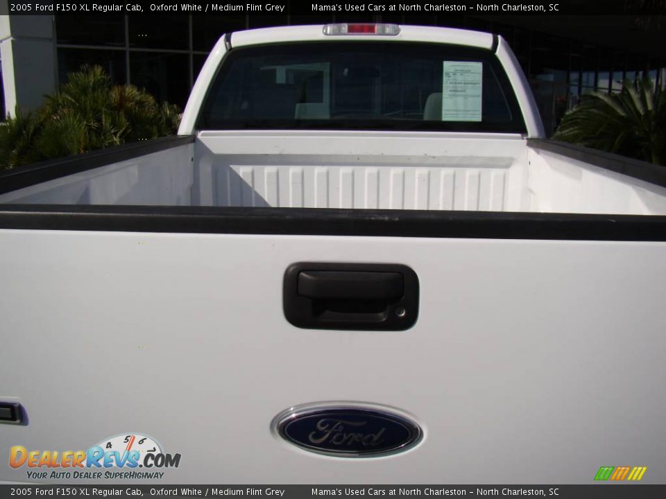 2005 Ford F150 XL Regular Cab Oxford White / Medium Flint Grey Photo #9