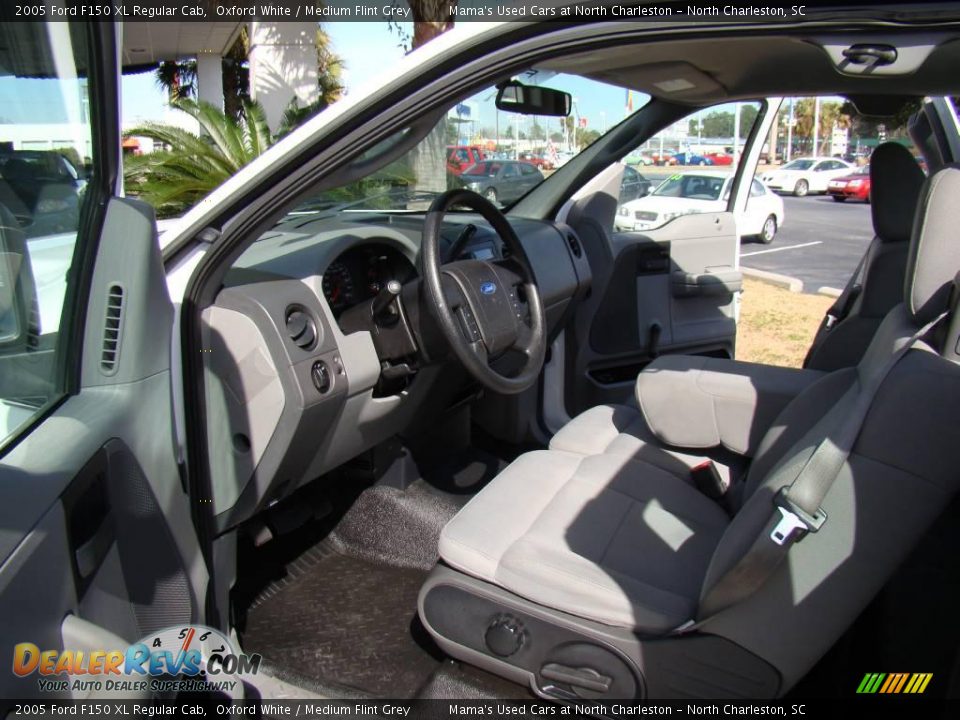 2005 Ford F150 XL Regular Cab Oxford White / Medium Flint Grey Photo #12