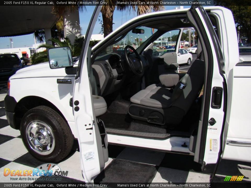 2005 Ford F150 XL Regular Cab Oxford White / Medium Flint Grey Photo #13