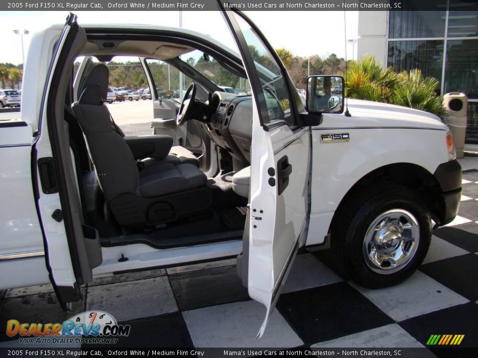 2005 Ford F150 XL Regular Cab Oxford White / Medium Flint Grey Photo #15