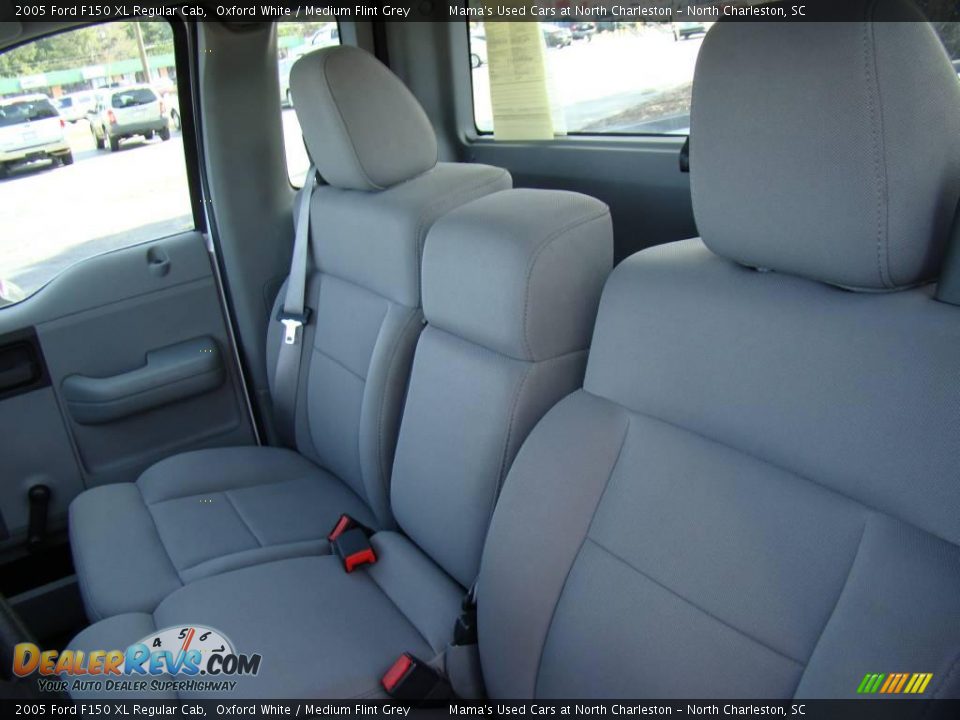 2005 Ford F150 XL Regular Cab Oxford White / Medium Flint Grey Photo #16