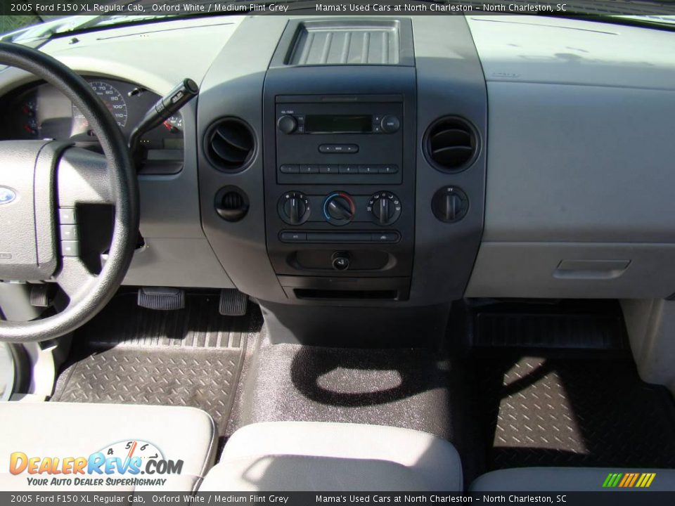 2005 Ford F150 XL Regular Cab Oxford White / Medium Flint Grey Photo #17