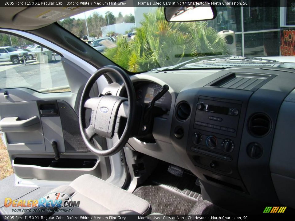 2005 Ford F150 XL Regular Cab Oxford White / Medium Flint Grey Photo #18
