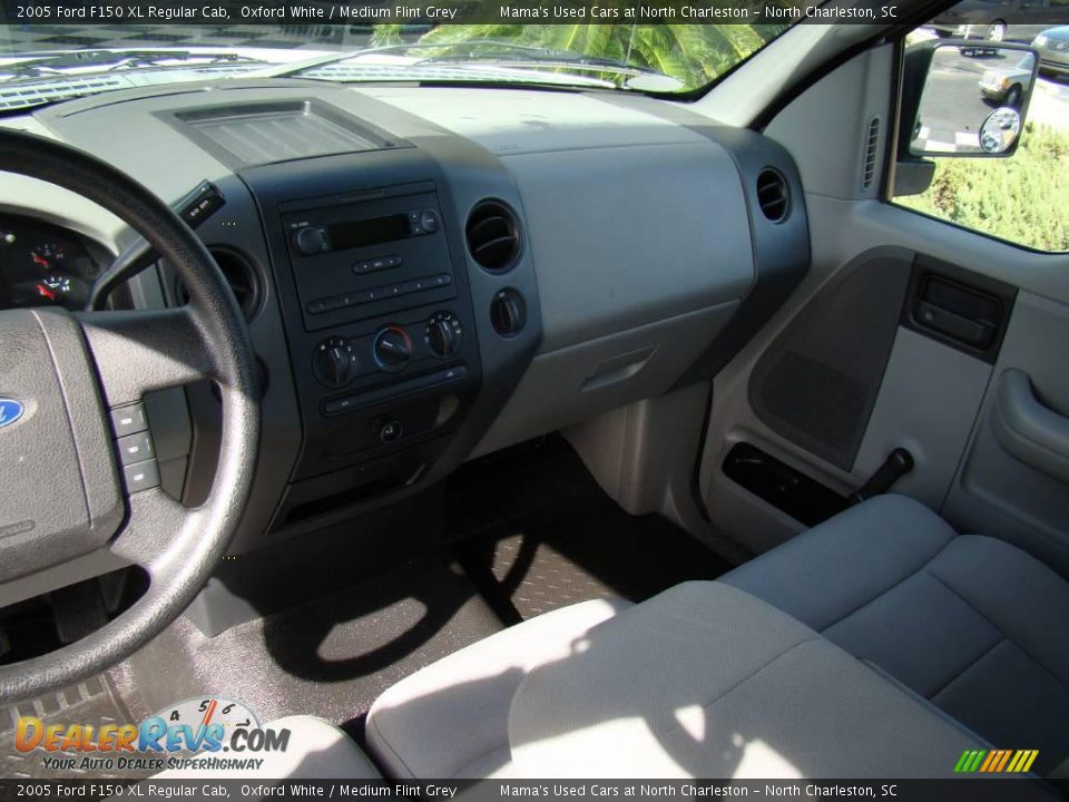 2005 Ford F150 XL Regular Cab Oxford White / Medium Flint Grey Photo #19