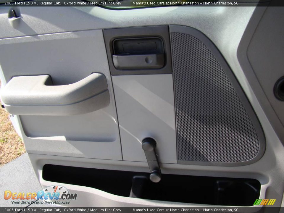 2005 Ford F150 XL Regular Cab Oxford White / Medium Flint Grey Photo #20