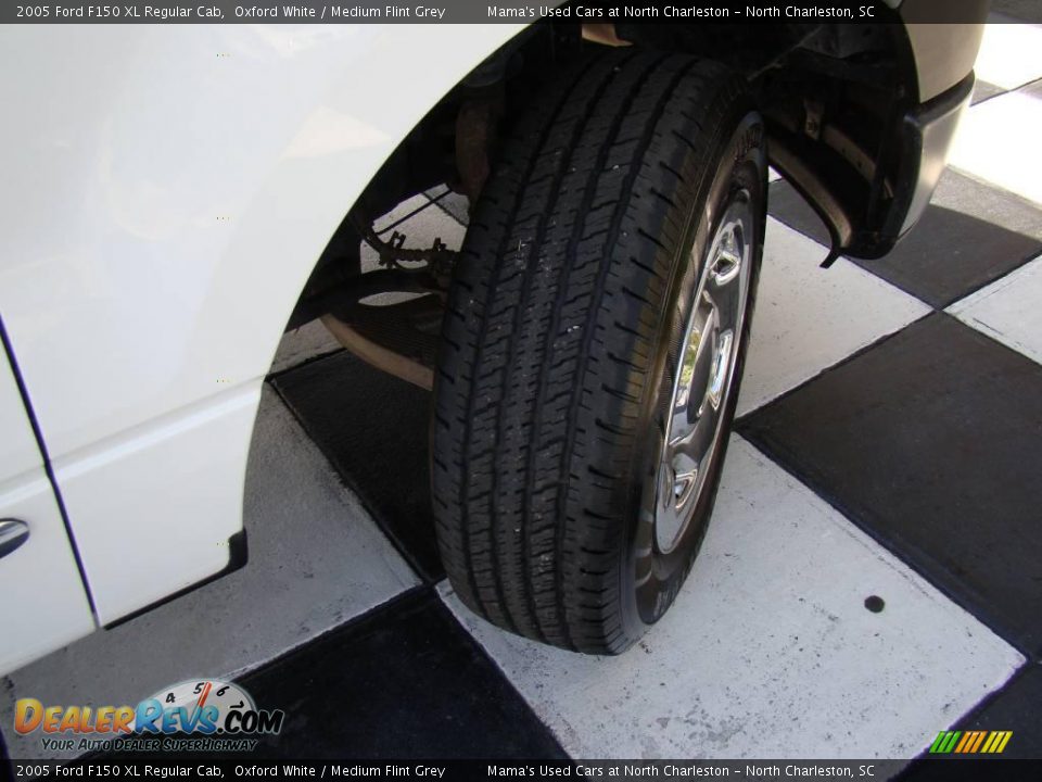 2005 Ford F150 XL Regular Cab Oxford White / Medium Flint Grey Photo #24