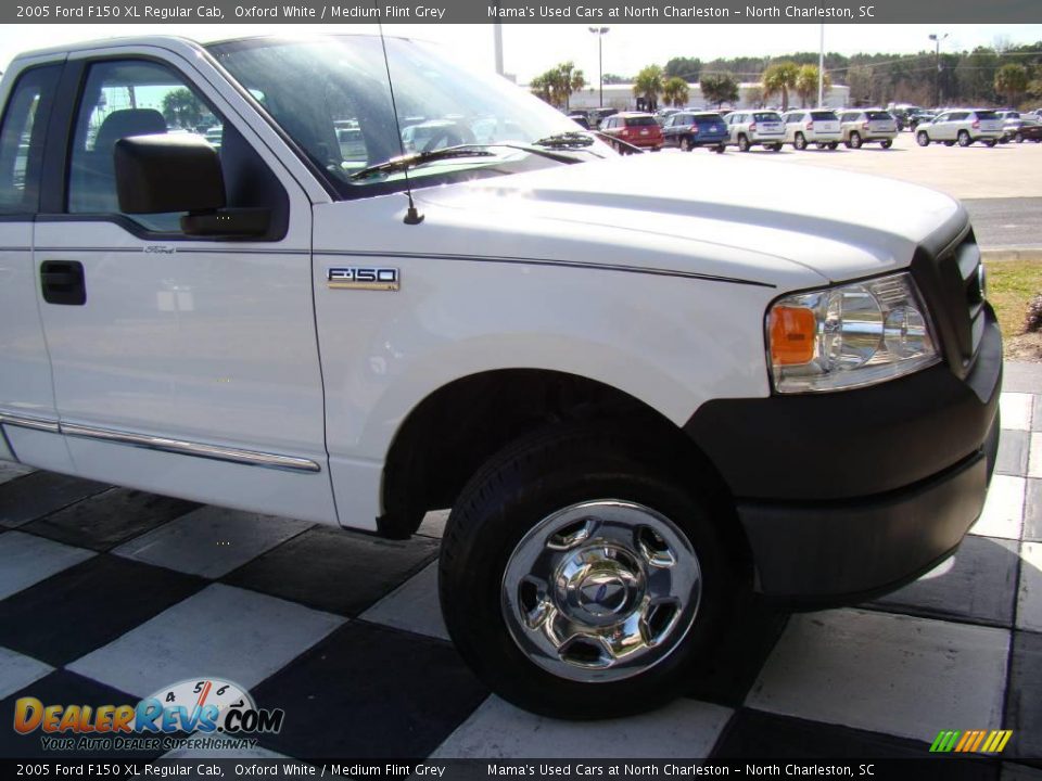2005 Ford F150 XL Regular Cab Oxford White / Medium Flint Grey Photo #25