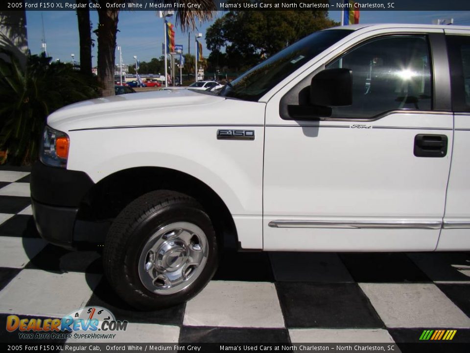 2005 Ford F150 XL Regular Cab Oxford White / Medium Flint Grey Photo #26
