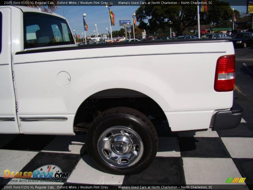 2005 Ford F150 XL Regular Cab Oxford White / Medium Flint Grey Photo #27