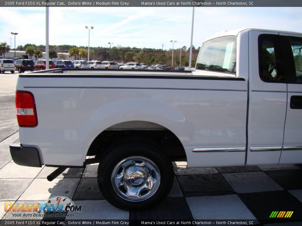 2005 Ford F150 XL Regular Cab Oxford White / Medium Flint Grey Photo #28