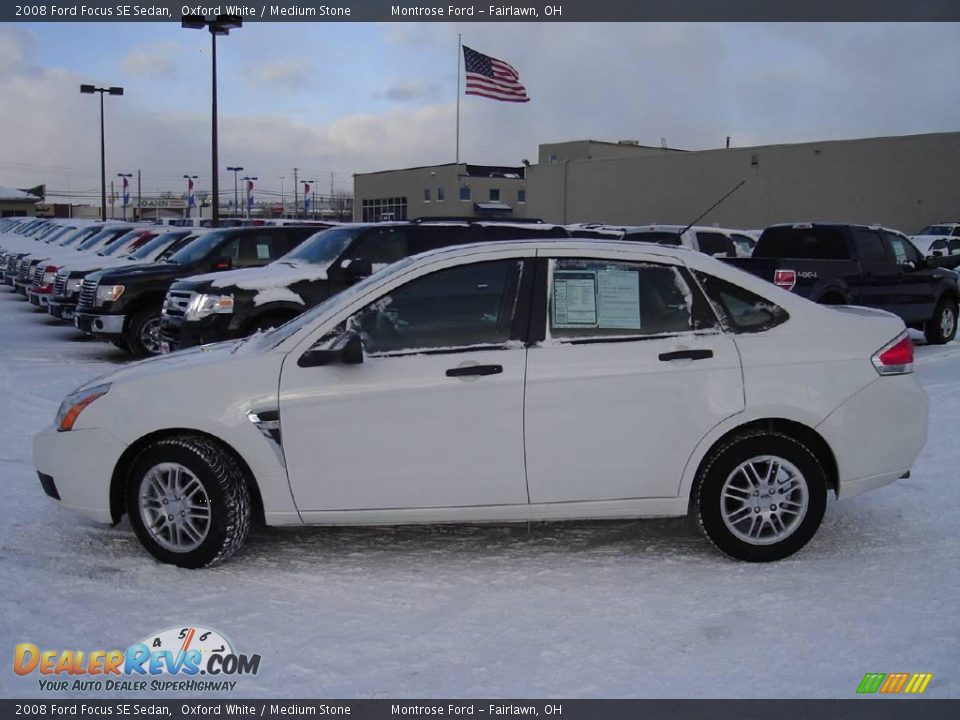 2008 Ford Focus SE Sedan Oxford White / Medium Stone Photo #2